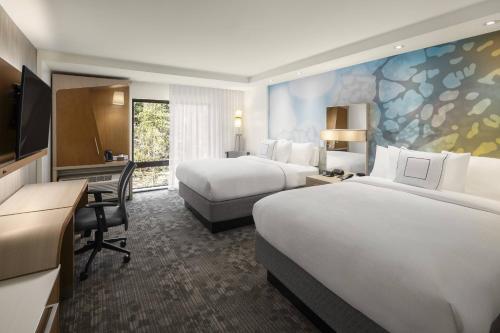 een hotelkamer met 2 bedden en een bureau bij Courtyard by Marriott Seattle Northgate in Seattle