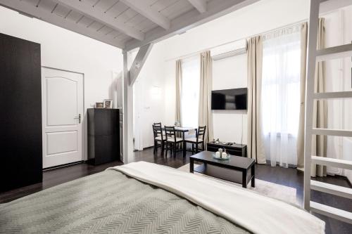 Charming Downtown Hideaway Steps from New York Café!