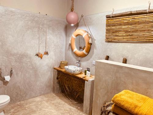 Salle de bains dans l'établissement Mama Root