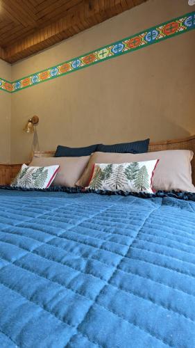 Una cama o camas en una habitación de Hiraeth Shangarh, Sainj Valley