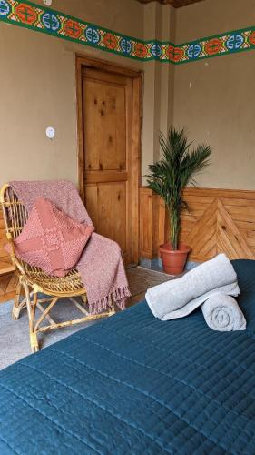 Una cama o camas en una habitación de Hiraeth Shangarh, Sainj Valley