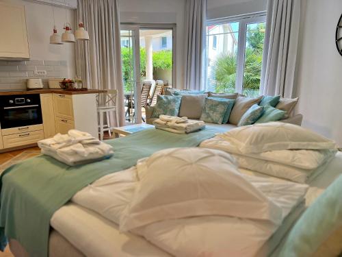 1 cama grande en la sala de estar con sofá en Villa Romana I Omis, en Omiš