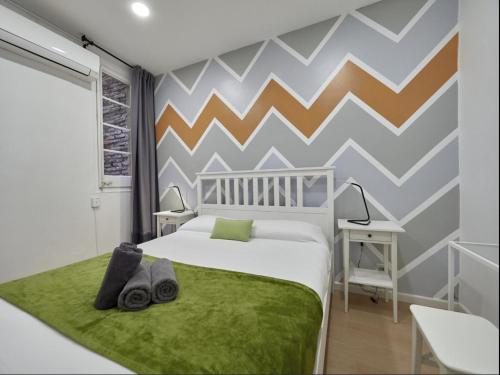 um quarto com uma cama branca e um tapete verde em Avenida Gaudi Barcelona em Barcelona