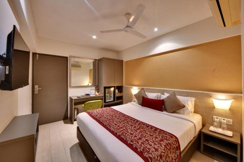 ein Hotelzimmer mit einem Bett und einem Schreibtisch in der Unterkunft Click Hotel Vadodara 2 Mins from Railway Station in Vadodara