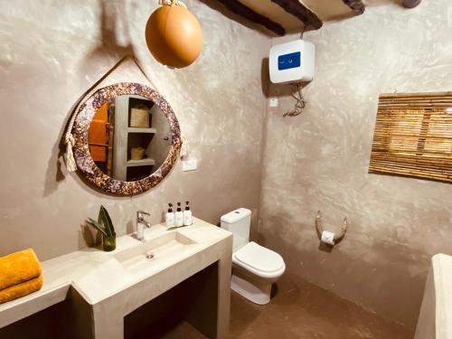 Salle de bains dans l'établissement Mama Root