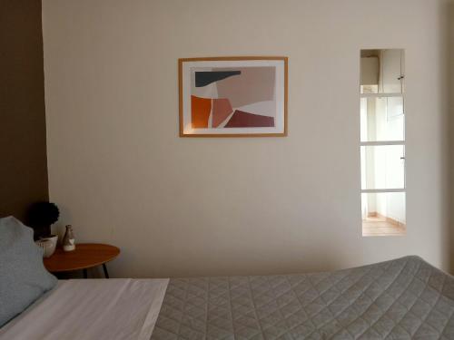 um quarto com uma cama e uma fotografia na parede em Comfy Studio em Lamía