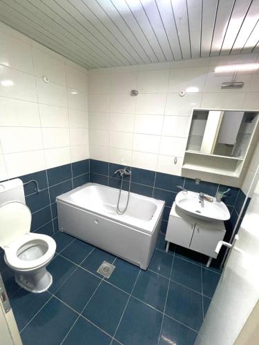 un bagno con vasca, WC e lavandino di Apartman Aleksa a Skopje