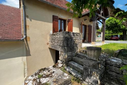 una escalera de piedra que conduce a una casa en Gite du belvédère à Rocamadour en Rocamadour