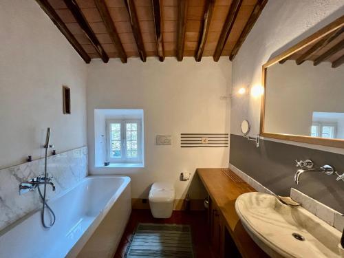 a bathroom with a tub and a toilet and a sink at Servigliana in Popiglio