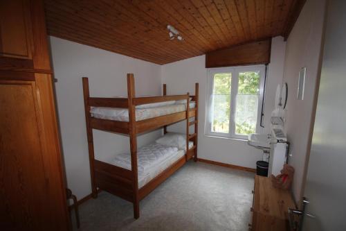 Двухъярусная кровать или двухъярусные кровати в номере Gîte Les Jonquilles