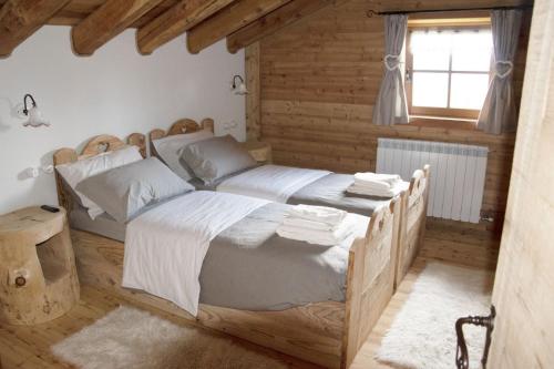 1 dormitorio con 1 cama grande en una habitación en Baita dei Fovi, en Baselga di Pinè