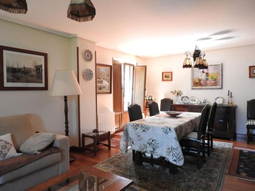 salon ze stołem i kanapą w obiekcie CASA TORRE DE GURIEZO w mieście El Puente