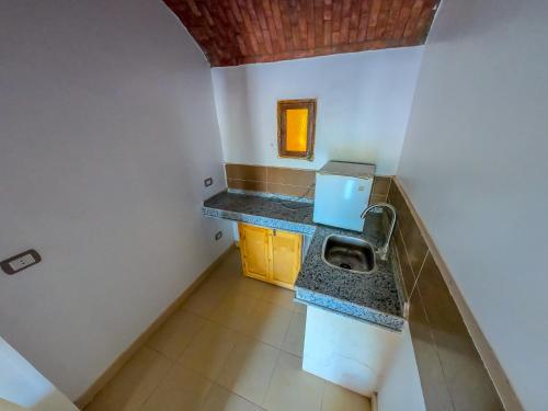 een kleine badkamer met een wastafel in een kamer bij Baraka Camp in Taba