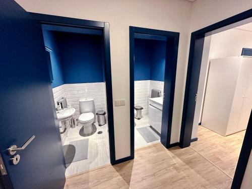 een badkamer met toilet en wastafel bij Guest House DML in Aveiro