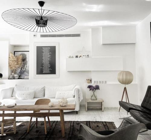sala de estar con sofá blanco y lámpara de araña en Luxury Villa Heleni en Herzelia 