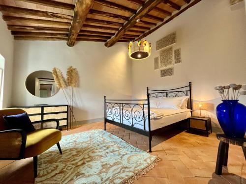 PopiglioにあるServiglianaのベッドルーム1室(ベッド1台、椅子、テーブル付)