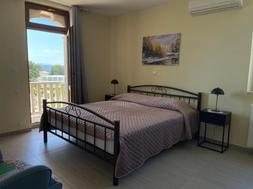 Un pat sau paturi într-o cameră la Apartments Villa Dinka