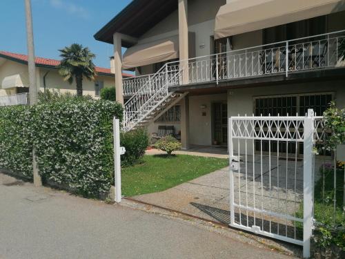 a white gate in front of a house at Casa Cairoli in Mira