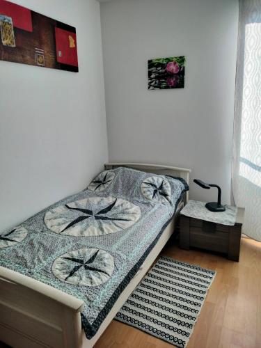 Dormitorio pequeño con cama y lámpara en Paris 7 minutes chambre hôte parking avec supplément, en Le Kremlin-Bicêtre
