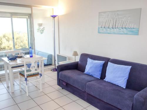 un salon avec un canapé et une table dans l'établissement Apartment Athéna Résidence-1 by Interhome, à Bandol
