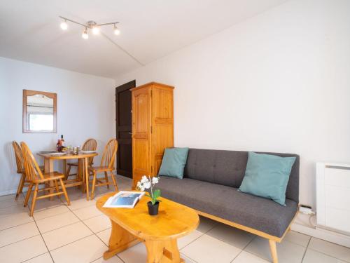un salon avec un canapé et une table dans l'établissement Apartment La Gaillarde-3 by Interhome, aux Issambres