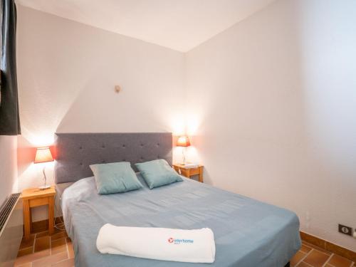 - une chambre avec un lit avec des draps bleus et deux lampes dans l'établissement Apartment La Gaillarde-3 by Interhome, aux Issambres