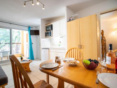 une cuisine et une salle à manger avec une table en bois dans l'établissement Apartment La Gaillarde-3 by Interhome, aux Issambres