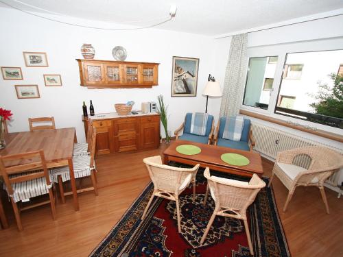 - un salon avec une table et des chaises ainsi qu'une salle à manger dans l'établissement Apartment App- Sollereder by Interhome, à Brixen im Thale