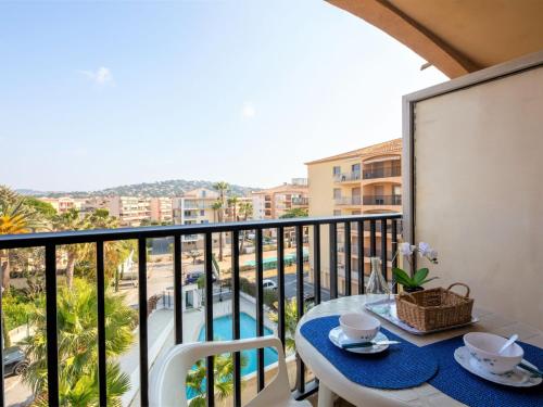 d'un balcon avec une table et une vue sur la piscine. dans l'établissement Studio La Palmeraie II-3 by Interhome, à Sainte-Maxime