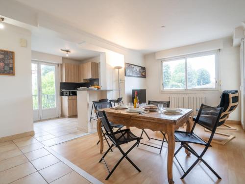 une cuisine et une salle à manger avec une table et des chaises dans l'établissement Apartment Avenue de Biarritz by Interhome, à Anglet