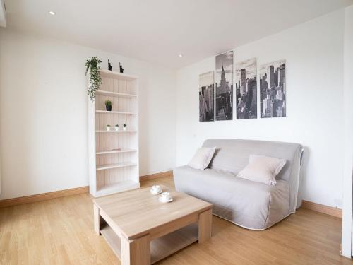 un salon avec un canapé et une table basse dans l'établissement Apartment Avenue de Biarritz by Interhome, à Anglet