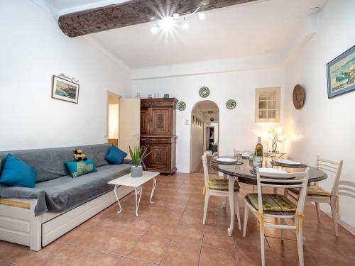 un salon avec un canapé et une table dans l'établissement Apartment Rue de la Pompe by Interhome, à Antibes