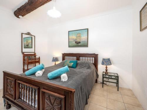 une chambre avec un grand lit avec des oreillers bleus dans l'établissement Apartment Rue de la Pompe by Interhome, à Antibes