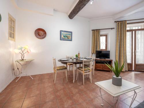 Apartment Rue de la Pompe by Interhome