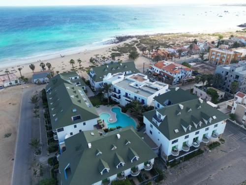 - une vue aérienne sur une plage avec des maisons et l'océan dans l'établissement Leme Bedje - Pool, WiFi & Beachfront, à Santa Maria
