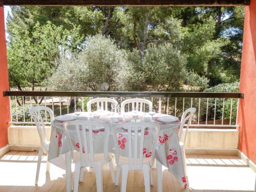 - Balcón con mesa blanca y sillas en Apartment Hameau de Provence by Interhome, en Bandol