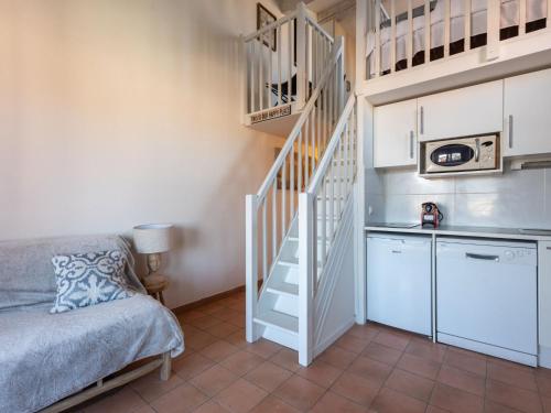 グリモーにあるApartment Grand Bassin by Interhomeの階段とキッチン付きの小さな部屋