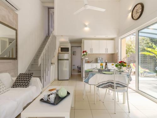 une cuisine et un salon avec un canapé et une table dans l'établissement Holiday Home Les Oliviers by Interhome, à Talmont-Saint-Hilaire