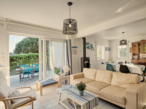 un salon avec un canapé et une table dans l'établissement Holiday Home Melflo by Interhome, à Piriac-sur-Mer