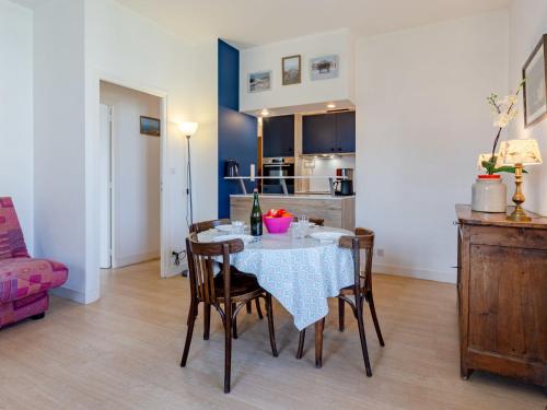 een keuken en eetkamer met een tafel en stoelen bij Apartment Le Manoir du Casino by Interhome in Cabourg