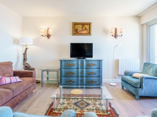 sala de estar con armario azul y TV en Apartment Ibaïa by Interhome, en San Juan de Luz