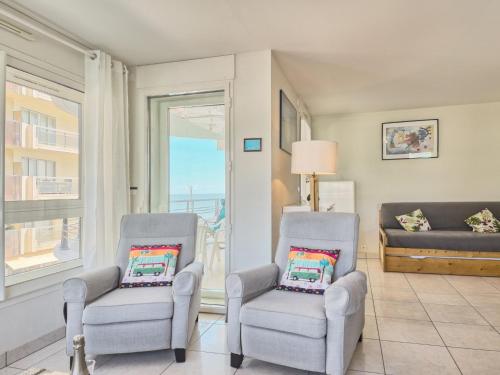 un salon avec deux chaises et un canapé dans l'établissement Apartment Mariza by Interhome, à La Baule