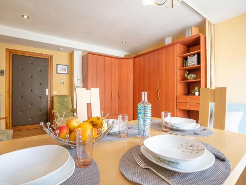une table de salle à manger avec un bol de fruits dessus dans l'établissement Apartment Le Casino by Interhome, à Menton