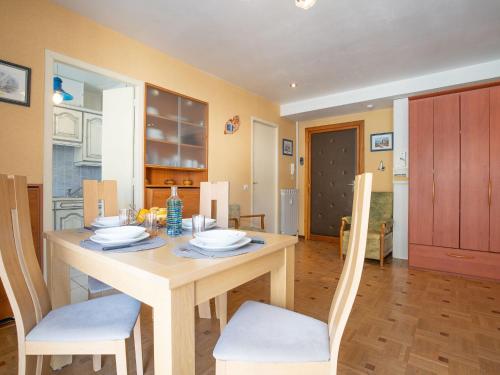 une salle à manger avec une table et des chaises en bois dans l'établissement Apartment Le Casino by Interhome, à Menton