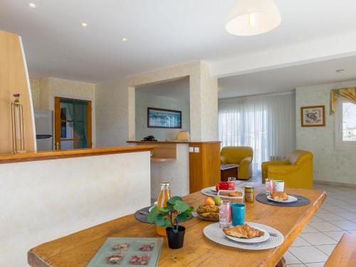 un salon avec une table avec de la nourriture dessus dans l'établissement Holiday Home L'Hermine by Interhome, à Plouescat