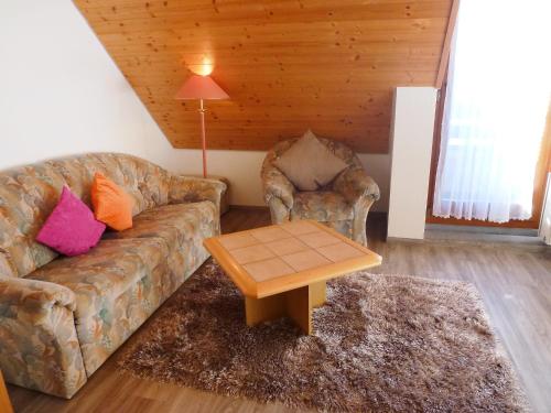 sala de estar con sofá y mesa de centro en Apartment Schwarzwaldblick-8 by Interhome, en Schonach