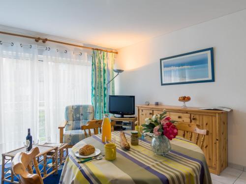 un soggiorno con tavolo e TV di Apartment Ty Bugale by Interhome a Concarneau