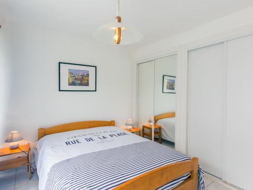 une chambre blanche avec un lit et deux tables de nuit dans l'établissement Apartment Ty Bugale by Interhome, à Concarneau