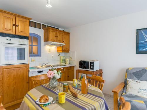 una pequeña cocina con una mesa con un plato de comida. en Apartment Ty Bugale by Interhome, en Concarneau