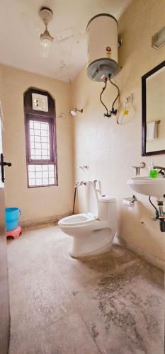 ein Bad mit einem WC und einem Waschbecken in der Unterkunft Amazing ! 4 BHK Service Apartment . in Neu-Delhi